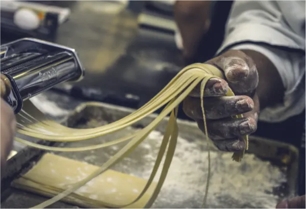 artisan prépare des pâtes fraîches
